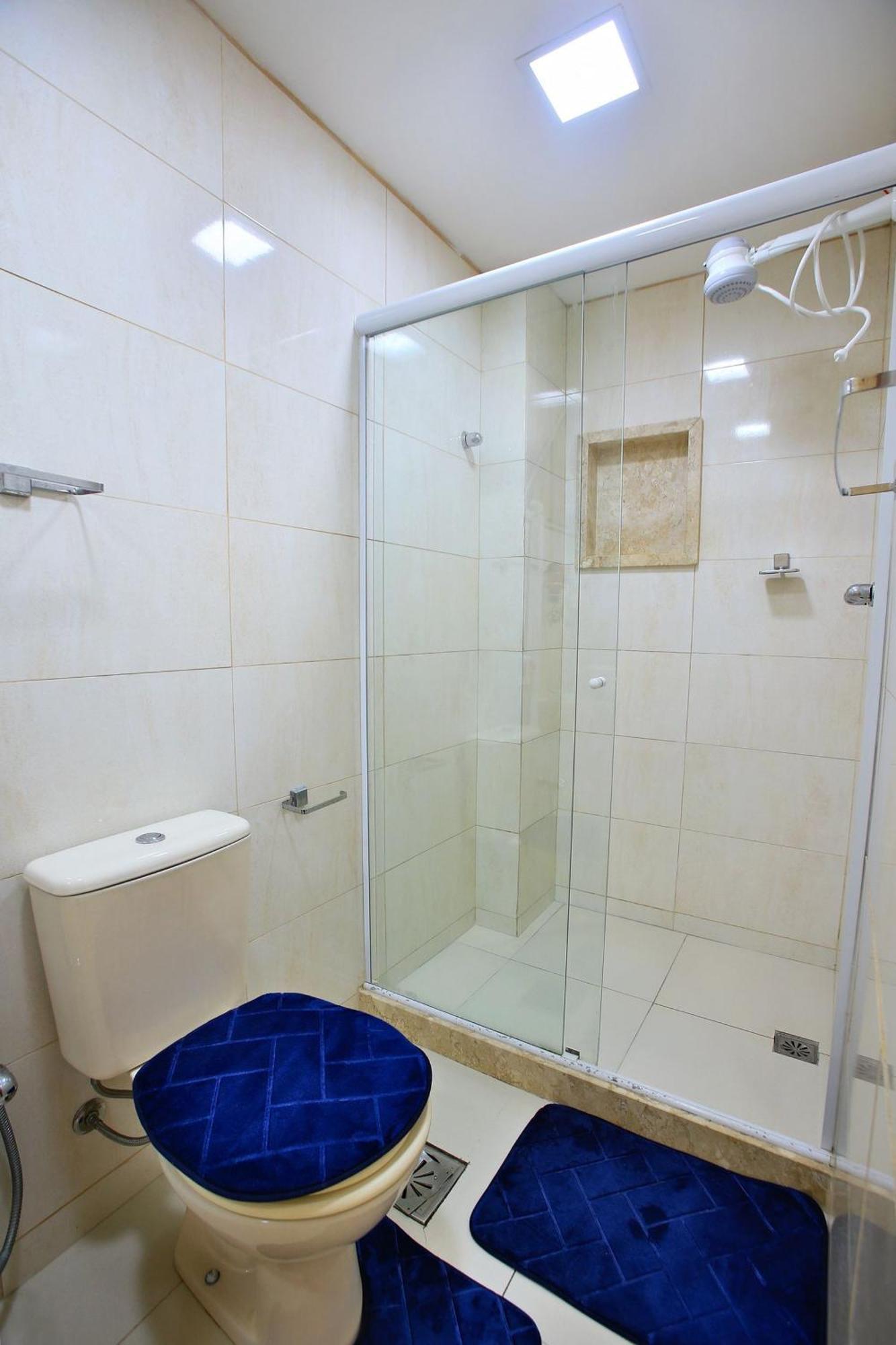 50 M Da Do Rj, 2 Quartos Sendo Que 1 Com Ar Condicionado ,cozinha ,2 Banheiros, Garagem Wi Fi Cabo Frío