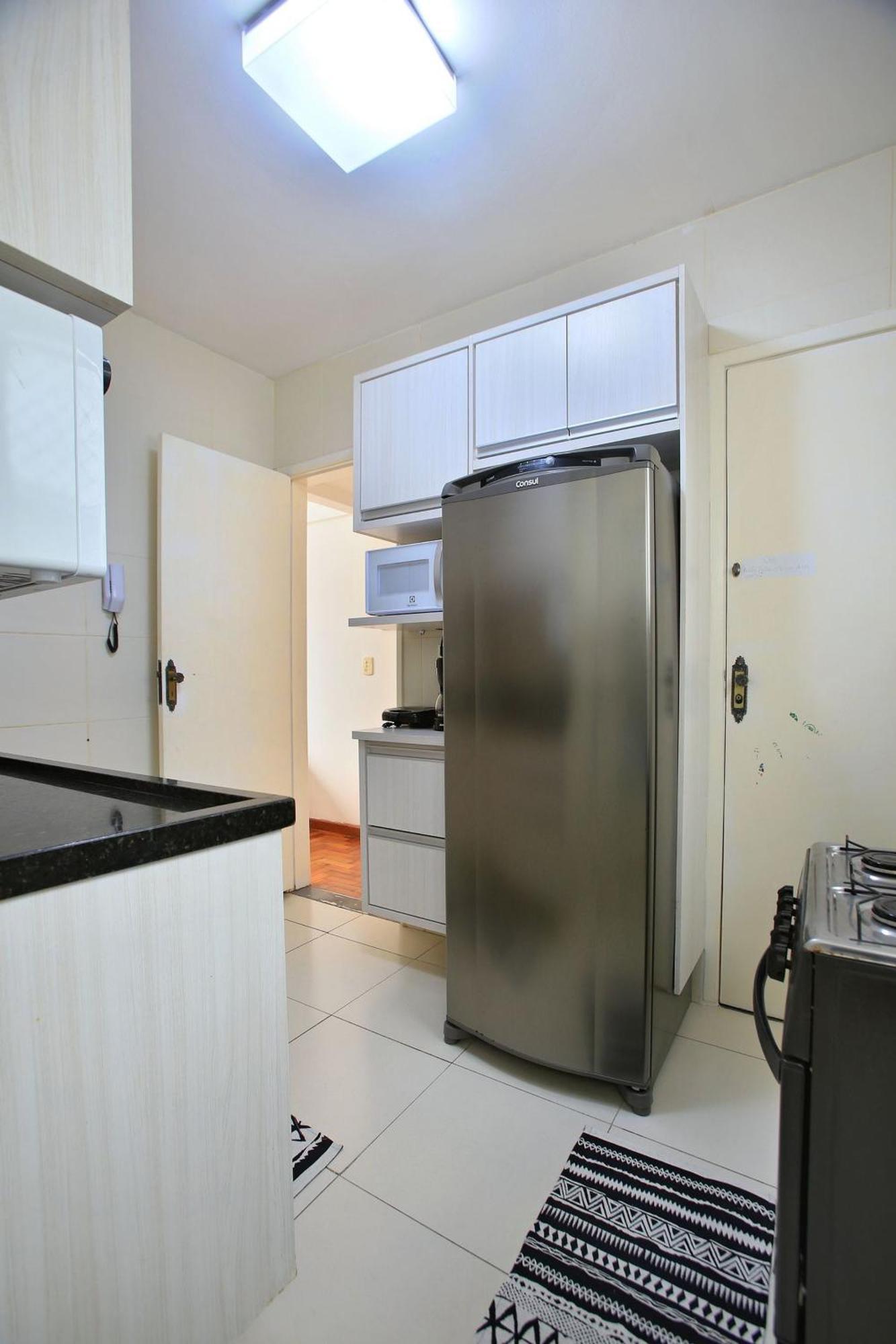 50 M Da Do Rj, 2 Quartos Sendo Que 1 Com Ar Condicionado ,cozinha ,2 Banheiros, Garagem Wi Fi