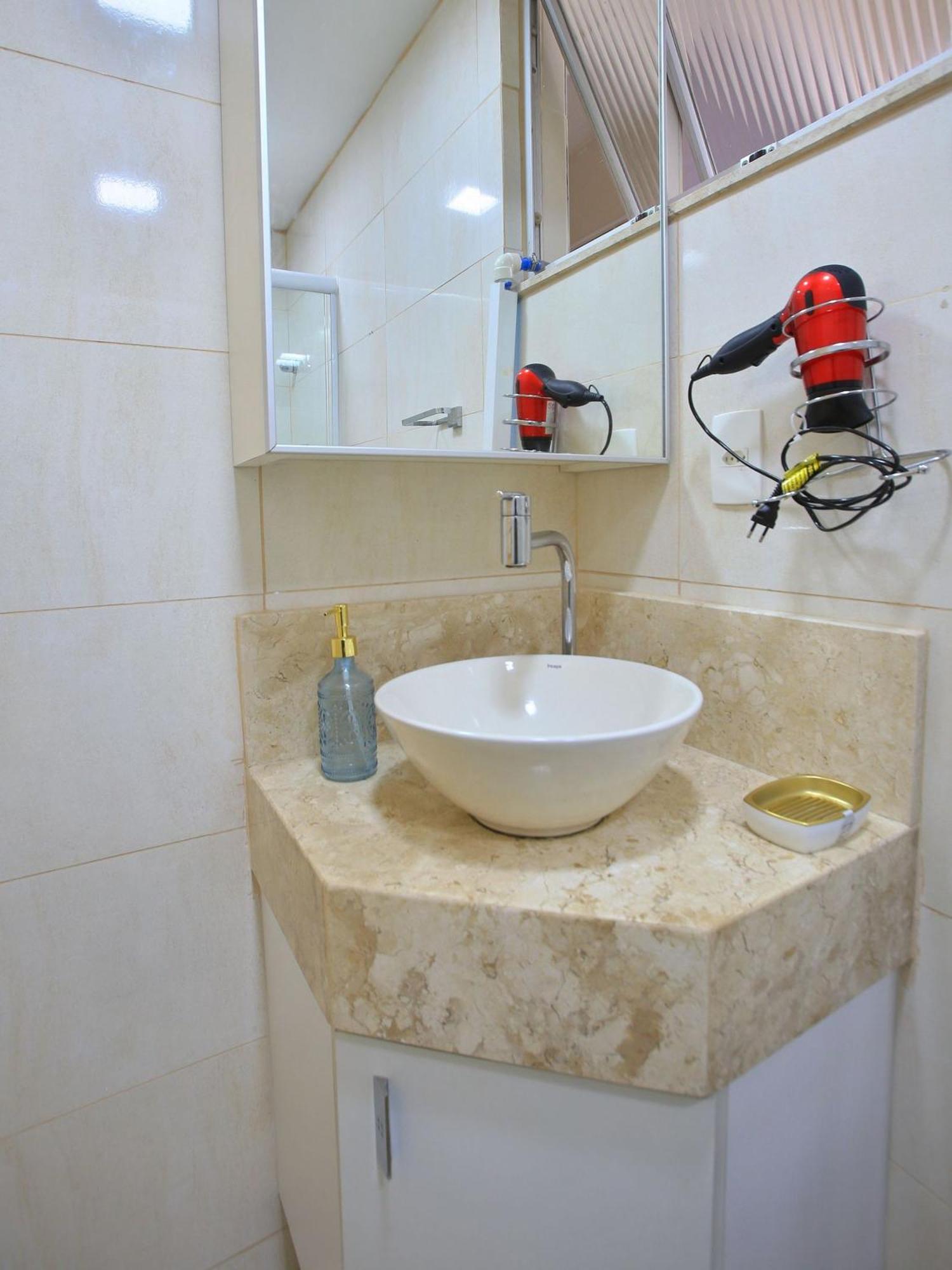50 M Da Do Rj, 2 Quartos Sendo Que 1 Com Ar Condicionado ,cozinha ,2 Banheiros, Garagem Wi Fi Apartamento *