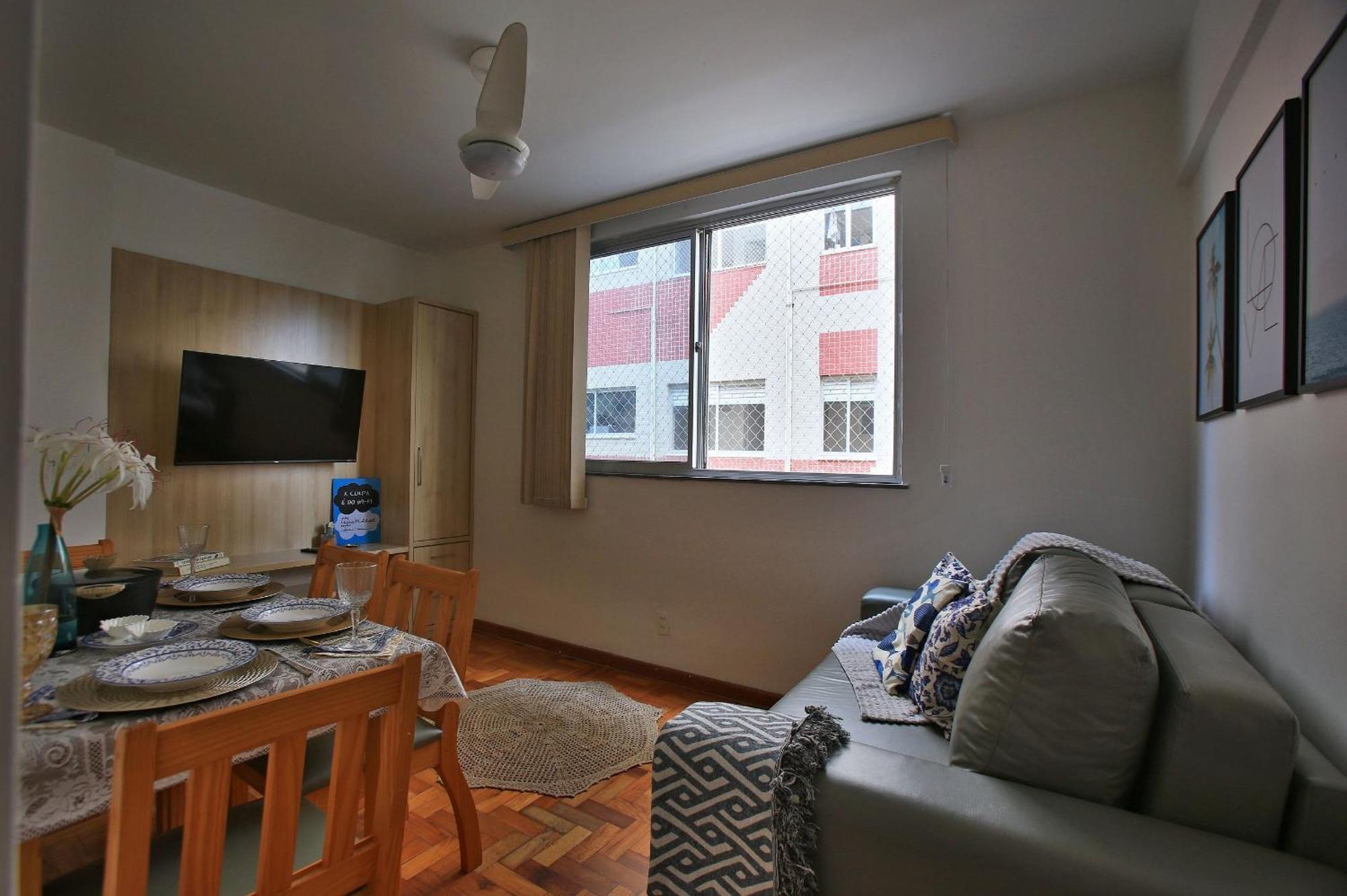50 M Da Do Rj, 2 Quartos Sendo Que 1 Com Ar Condicionado ,cozinha ,2 Banheiros, Garagem Wi Fi