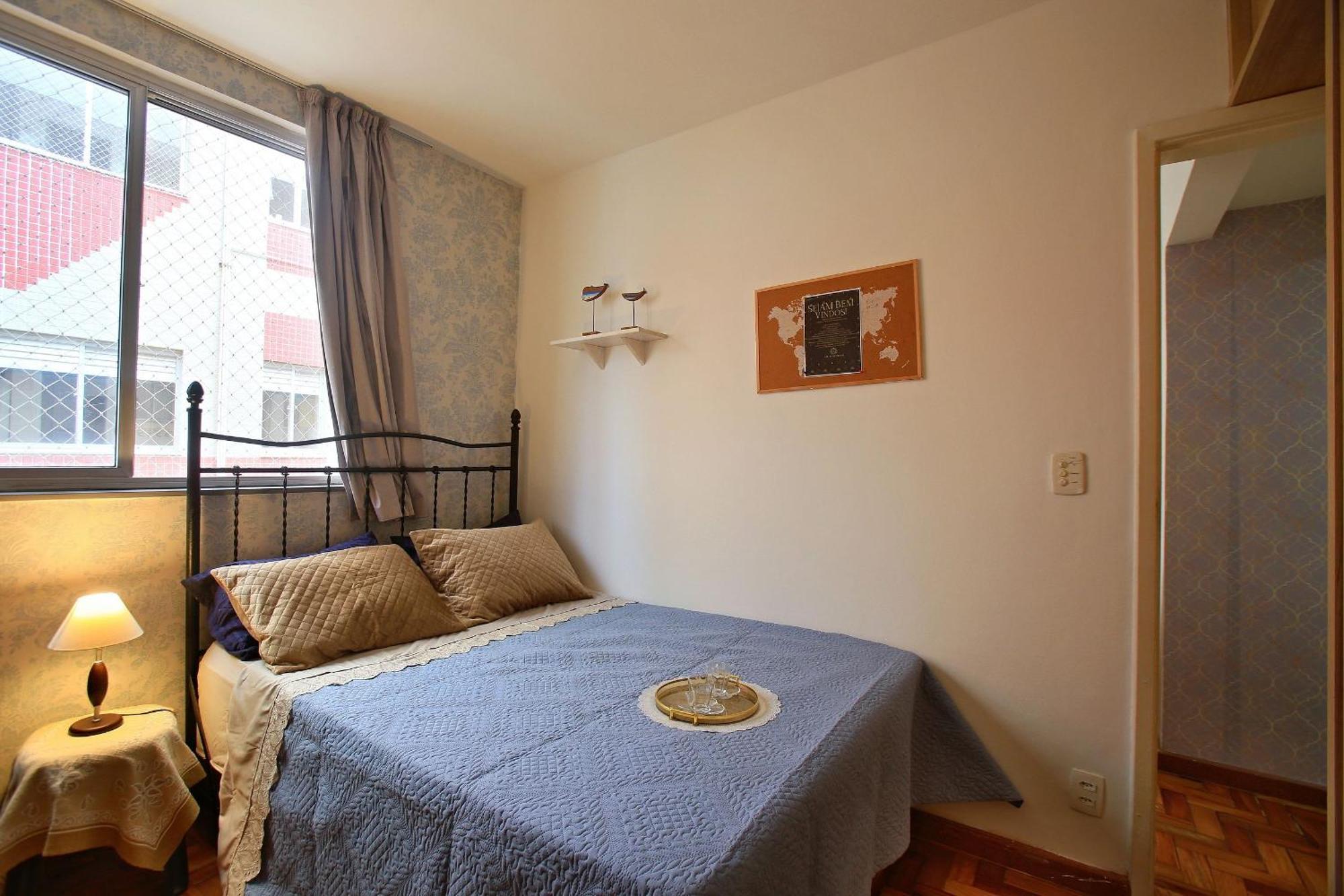 50 M Da Do Rj, 2 Quartos Sendo Que 1 Com Ar Condicionado ,cozinha ,2 Banheiros, Garagem Wi Fi *