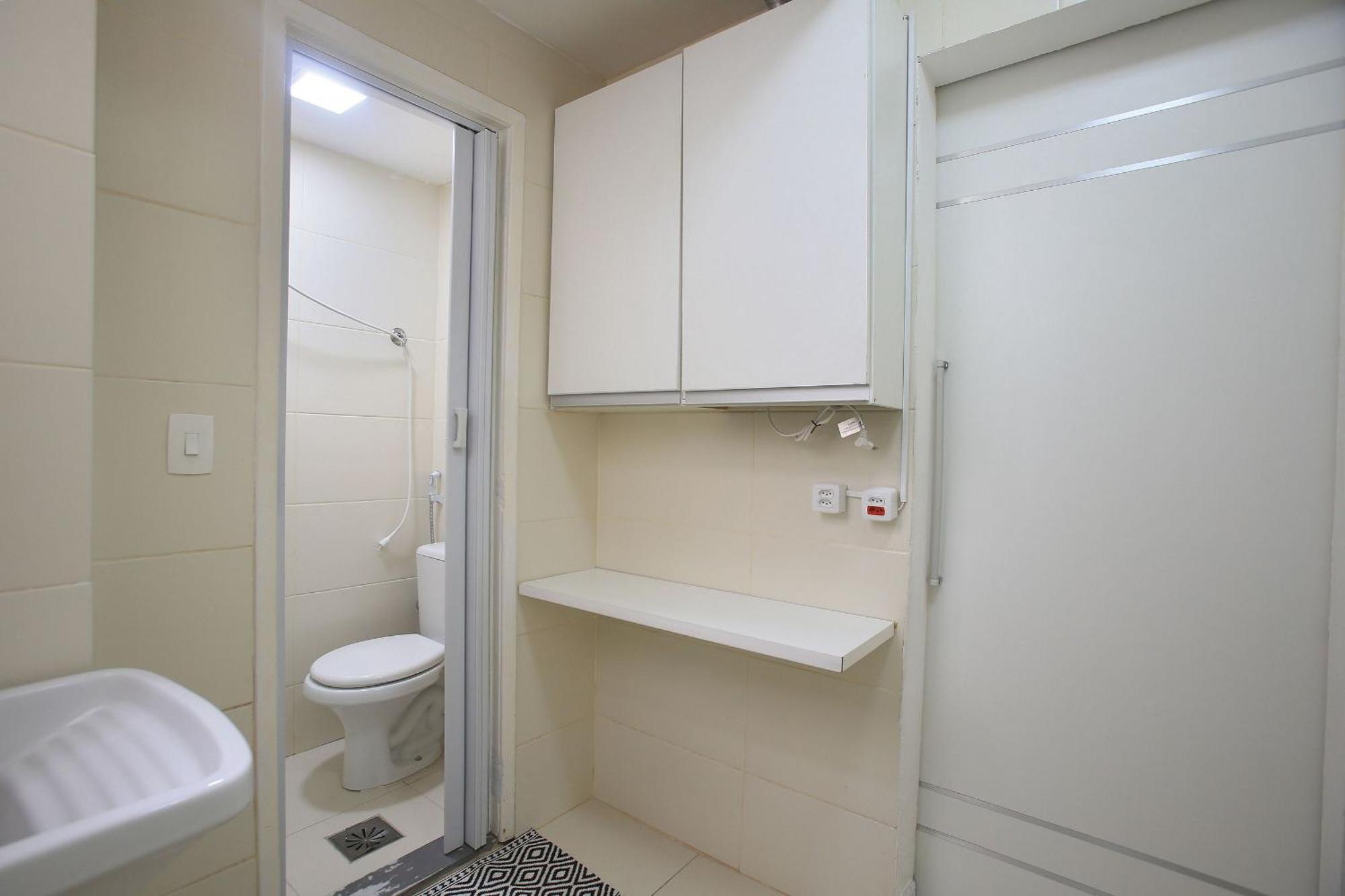 50 M Da Do Rj, 2 Quartos Sendo Que 1 Com Ar Condicionado ,cozinha ,2 Banheiros, Garagem Wi Fi * Cabo Frío